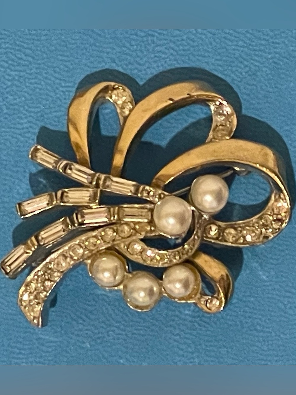 Vintage pearl and rhinestone ribbon brooch